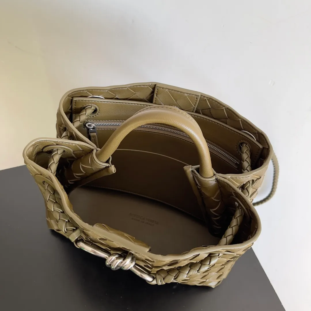 The 2023 new Andiamo batch of 1860 BV has been shipped‼ ️Really popular🔥The new Andiamo woven handbag launched by Bottega Veneta this season is really popular all over the world! ! Celebrities at home and abroad have worn it, and Oscar-winning actress Michelle Yeoh has taken it out on the street. Song Jia, Trai Yara, Yu Feihong, Sanji Ayaka, Rosie Hunting-Whiteley, Yoshioka Riho, etc. have all picked up this bag. It is classic and versatile, showing off its temperament, and the bag capacity is also large, which is very convenient for daily commuting! ! A variety of carrying methods, the shoulder straps can be adjusted by yourself, the original lambskin feels soft and delicate, and the neutral style is made to break gender boundaries and bring a more practical and longer-lasting use experience. Andiamo, which has both elegant and casual styles, perfectly interprets the true appearance of "fashionable old money style". Style number: 743568 Size: 25*22*10.5cm
